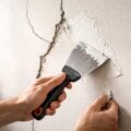découvrez comment réparer un mur fissuré sans avoir à refaire tout l’enduit, avec des conseils simples et efficaces pour restaurer vos murs rapidement.