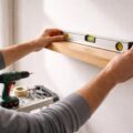 découvrez comment installer une étagère murale parfaitement droite grâce à nos conseils simples et efficaces, pour un résultat à la fois esthétique et sécurisé.