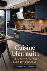 Cuisine moderne équipée en bleu nuit avec des touches de bois, créant une ambiance chaleureuse.
