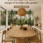 Un exemple de salle à manger lumineuse et spacieuse avec des meubles bien agencés.