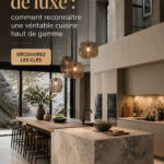 Cuisine moderne haut de gamme avec des finitions élégantes et des appareils de qualité.