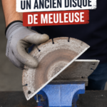 Un ancien disque de meule recyclé en objet décoratif dans un intérieur moderne.