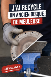 Un ancien disque de meule recyclé en objet décoratif dans un intérieur moderne.