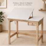 Table à dessin en bois SMI dans un espace de création lumineux