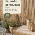 Un jardin en longueur aménagé avec des plantes diverses et des chemins en gravier, créant une atmosphère paisible.
