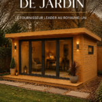 Construction moderne dans un jardin verdoyant avec des fleurs colorées