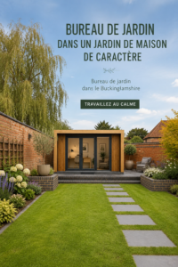 Bureau de jardin moderne avec touches naturelles dans un jardin verdoyant