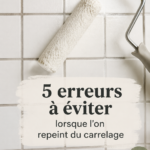 Carrelage coloré fraîchement repeint dans une salle de bain élégante