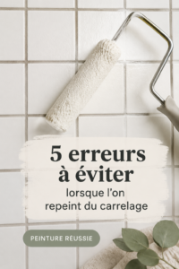 Carrelage coloré fraîchement repeint dans une salle de bain élégante