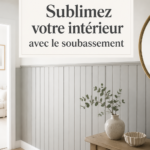Intérieur moderne avec des panneaux muraux en bois créant une ambiance chaleureuse.