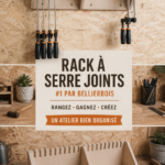 Un rack à serre joints bien organisé dans un atelier en bois