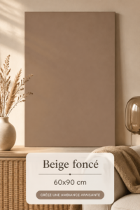 Intérieur moderne avec des murs beige foncé et des accessoires en bois.