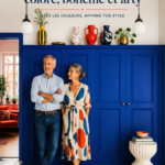 Un salon coloré avec des éléments bohèmes et arty, illustrant une décoration chaleureuse.