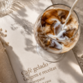 Un verre de café glacé appétissant avec des glaçons et une paille.