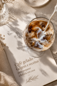 Un verre de café glacé appétissant avec des glaçons et une paille.