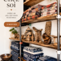 Des tissus africains colorés exposés sur un marché traditionnel.