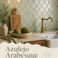Un beau motif d'azulejos arabesques en céramique couleur sage, décorant un mur intérieur.