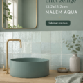 Un échantillon de carrelage effet zellige de couleur aqua, à superficie lumineuse et texturée.