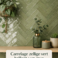 Mur en carrelage zellige vert brillant moderne dans un espace intérieur élégant.