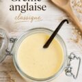 Un bol de crème anglaise classique avec des éclats de vanille.