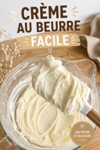 Un bol de crème au beurre maison onctueuse prête à être utilisée pour la décoration d'un gâteau.