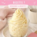 Un gâteau décoré de crème au beurre onctueuse et colorée, parfait pour une fête.