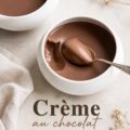 Crème au chocolat bien émulsionnée servie dans un bol élégant.