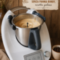 Crème douce au café servie dans une belle coupe, garnie de grains de café.