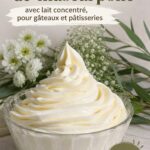Un bol de crème au mascarpone décoré de fruits frais et de chocolat
