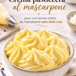 Une délicieuse crème mascarpone sans œufs dans un bol en céramique.