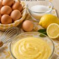 Une crème pâtissière au citron onctueuse servie dans un bol décoratif.