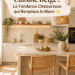 Cuisine moderne en beige avec comptoir lumineux et touches décoratives.