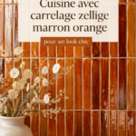 Cuisine chic avec carrelage zellige marron et orange, ambiance chaleureuse.
