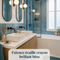Salle de bain moderne avec faïence écailles brillantes en bleu.