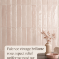 Faïence rose vintage en relief sur un mur lumineux