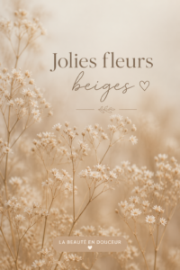 Bouquet de fleurs beiges sur une table en bois, apportant une ambiance douce et chaleureuse.