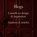 Une femme consultant un blog de décoration sur un ordinateur en buvant une tasse de café, entourée d'échantillons de couleurs et de matériaux.