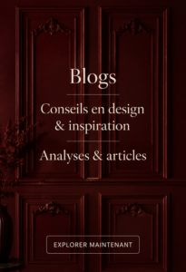 Une femme consultant un blog de décoration sur un ordinateur en buvant une tasse de café, entourée d'échantillons de couleurs et de matériaux.