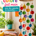 Mobile coloré fait main avec des capsules de bouteilles dans un intérieur lumineux