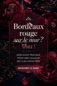 Un salon chaleureux avec des murs bordeaux et des meubles en bois, créant une ambiance élégante.