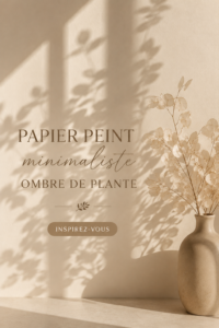 Papier peint minimaliste avec motifs de plantes dans une pièce élégante.