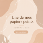 Un intérieur chaleureux avec un papier peint tendance apportant une touche unique à la décoration.