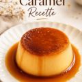 Un crème caramel fait-maison, joliment présenté dans un ramequin en porcelaine, garnie de caramel coulant.