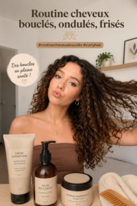 Femme avec des cheveux bouclés bien définis et brillants, reflétant une routine capillaire saine.