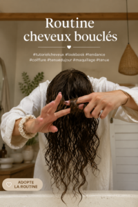 Femme aux cheveux bouclés prenant soin de ses cheveux avec un produit adapté.