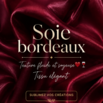 Un élégant rideau en satin maroon accentuant un intérieur moderne.