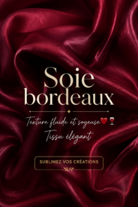 Un élégant rideau en satin maroon accentuant un intérieur moderne.
