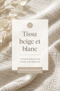 Table en extérieur avec des coussins beiges et blancs