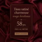 Tissu satiné charmeuse rouge bordeaux en rouleau sur fond blanc, mettant en avant sa texture lisse et brillante.