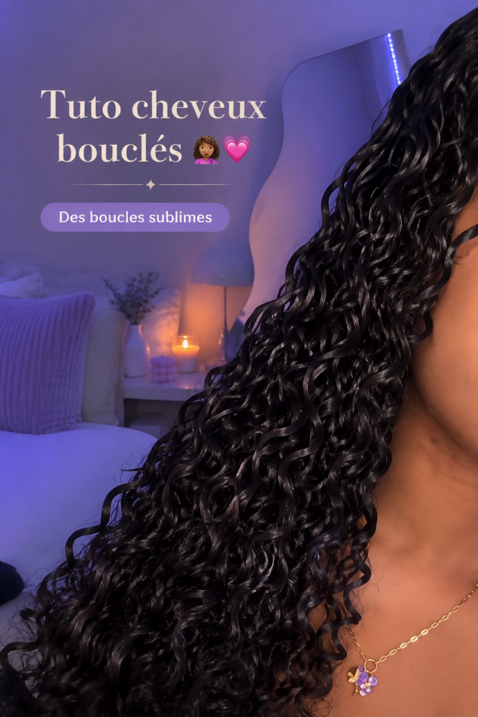 Femme avec des boucles bien définies, souriante et confiante dans sa coiffure